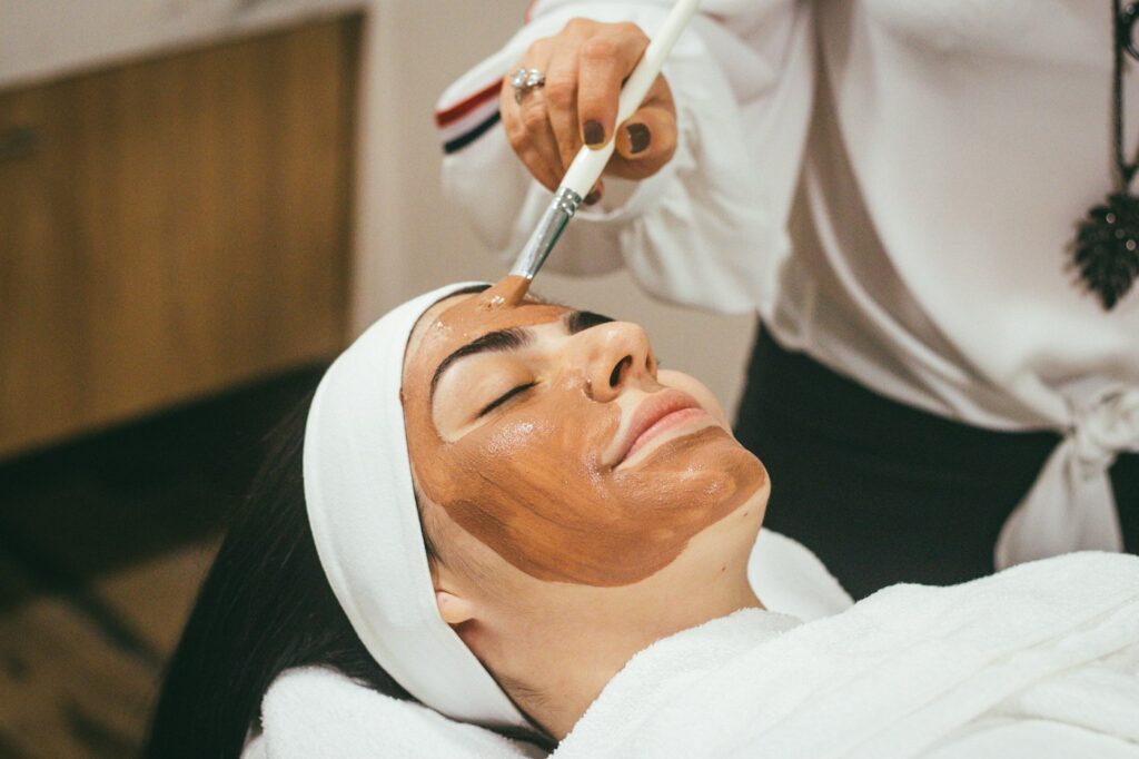 Tretman lica maskom u spa centru
