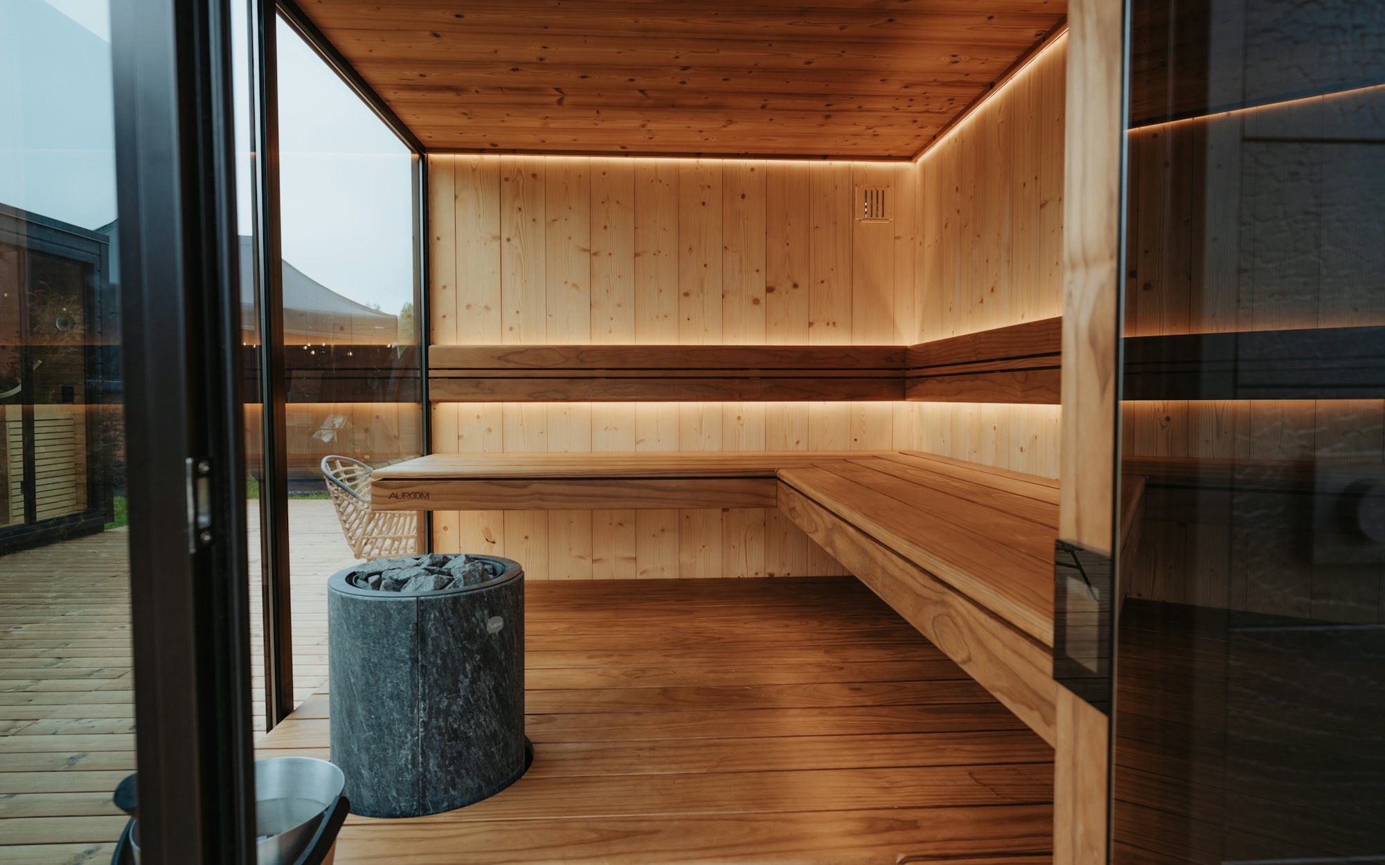 Moderna drvena sauna sa toplim svetlom i peći